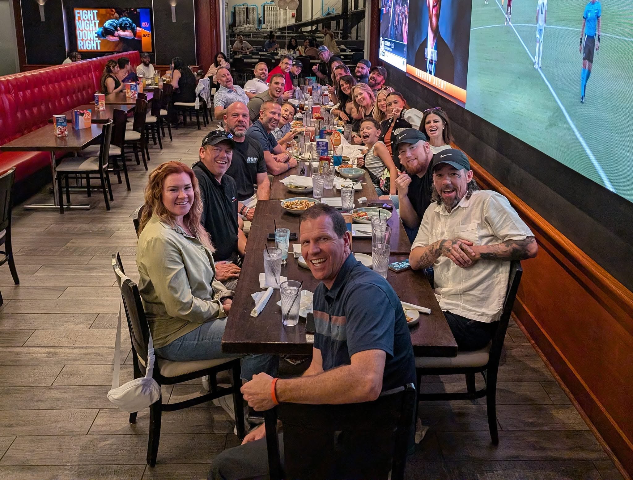 800% partners and dealership leaders in conversation